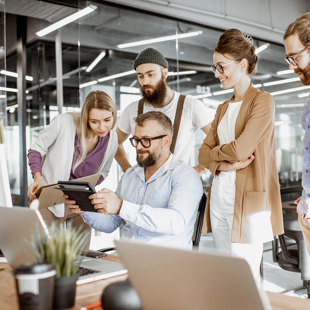 manager-with-office-workers-in-the-office-ELKQGDG.jpg manager-with-office-workers-in-the-office-ELKQGDG.jpg